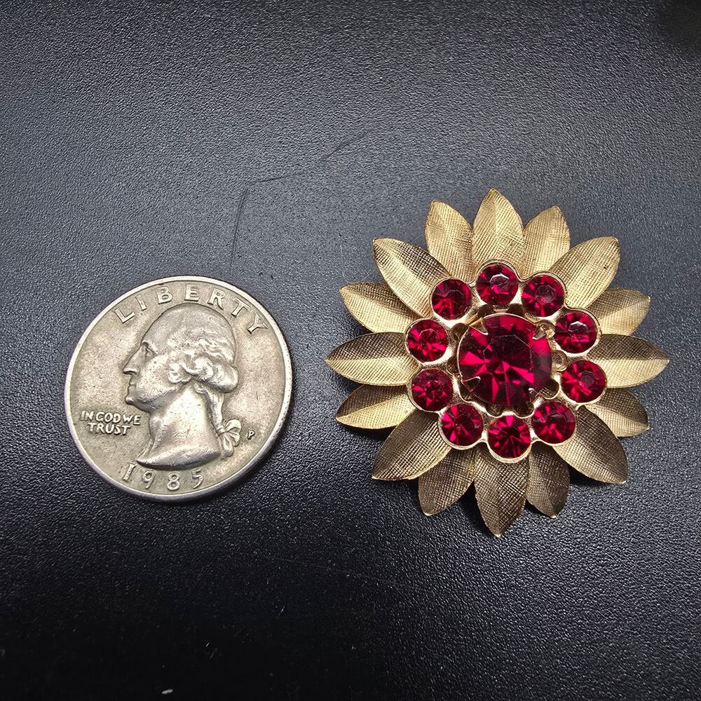 Red Rhinestone Flower Brooch Gold Tone Vintage Costume Jewelry - Picture 2 of 7